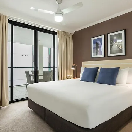 Oaks Brisbane River City Suites-3